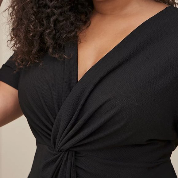 Torrid size Large(12) black textured crepe v-neck twist front short sleeve top - Picture 4 of 4